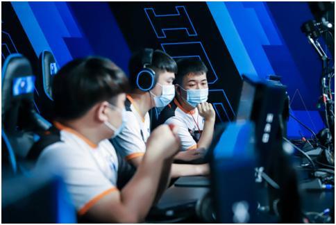 一名攻击手 一名攻击手